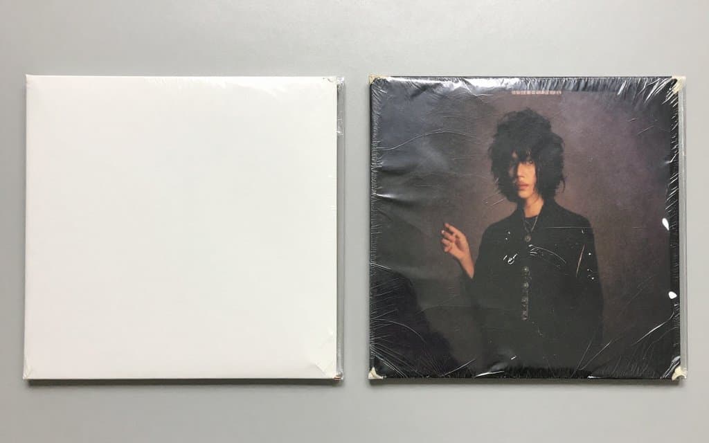 Comparison of a clean sleeve and a ring worn sleeve for vinyl record grading